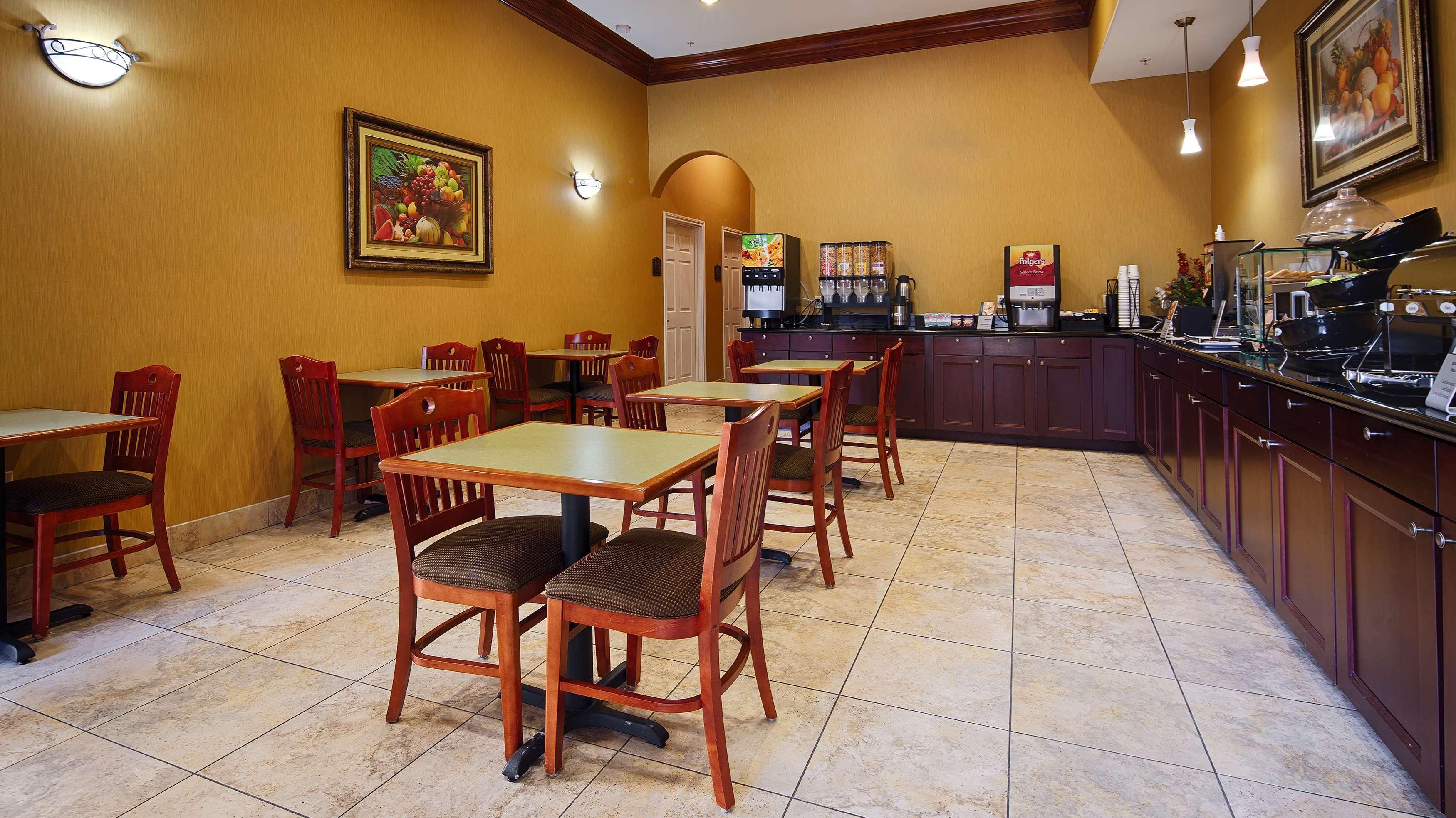 Best Western Plus New Caney Inn & Suites Bagian luar foto